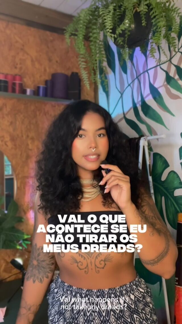 O que acontece se você não tirar os dreads removíveis? 👀
Spoiler: você pode acabar ganhando dreads naturais sem querer!
Isso acontece por causa do crescimento do cabelo e o atrito entre os fios, mas é fácil de resolver — nesse caso, só 2 unidades!Já sabia disso? Me conta aqui nos comentários!