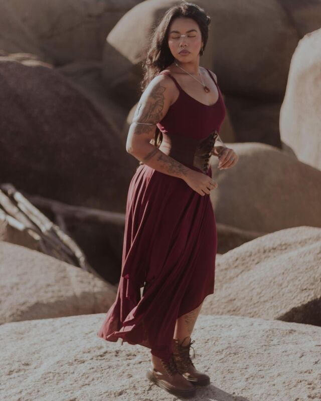 No fluir da vida, sinto algo despertando dentro de mim. Um sopro novo, uma faísca que dança entre os dedos e se espalha pelo peito. É arte, é vida, é transmutação. Sempre foi assim, o toque das mãos criando, tecendo histórias em fios, mas agora há algo diferente. Um chamado mais profundo.A arte sempre foi minha bússola, minha ponte para o invisível. Através dela, descubro quem sou, mas agora percebo que sou mais do que já fui. Uma nova versão de mim mesma cresce no silêncio, no entremeio das mudanças que ainda não sei nomear.E eu escolho acolher. Escolho dar voz a essa nova Valkiria que se ergue dentro de mim. Ela tem sede de vida, ela quer criar com ainda mais verdade, com ainda mais essência.Agradeço a Deus, porque sei que nada disso acontece sem seu sopro divino. Ele me molda com paciência, com amor, com a certeza de que cada fio tem seu lugar, cada curva tem seu propósito.Que essa nova versão de mim floresça com coragem. Que meus dedos continuem dançando sobre as criações que nascem do coração. E que essa transmutação seja a ponte para algo ainda maior. 🤎🌱@moarab_