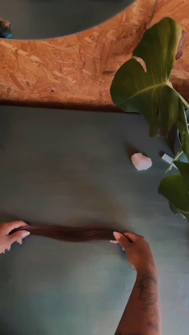Criar um conjunto de dreads é mais do que escolher cores e texturas. É sentir a essência de quem vai usá-los e transformar isso em arte. Cada fio mesclado, cada detalhe decorado carrega intenção, identidade e expressão.E quando vejo o resultado final? A felicidade bate forte, porque sei que essa transformação vai além do visual, é sobre se reconhecer, se sentir mais autêntica e vibrante!Se você também quer dreads que contem a SUA história, aproveite nosso desconto especial! Use DREADS20 no site e garanta 20% OFF para dar vida a um novo visual. 🤎Me conta aqui: qual cor você escolheria para o seu conjunto dos sonhos?