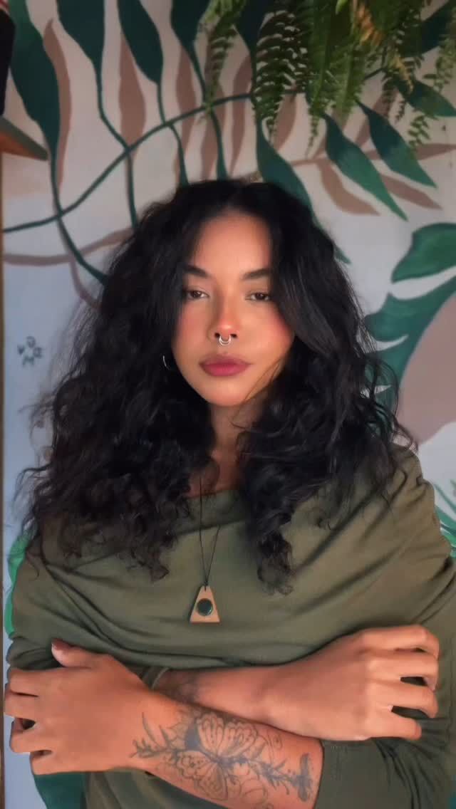 Estava me sentindo apagada, com a autoestima abalada pela rotina…
Tão comum, tão distante de mim.
Mas bastou uma decisão! 🤎Esses dreads têm mais de 4 anos e ainda assim, seguem me transformando.
Sem danificar meu cabelo, sem prender minha liberdade.Dreads removíveis são isso:
Identidade, beleza e autonomia em cada fio.Quer saber como funciona?
Comenta QUERO que eu te conto tudo! 🌱
