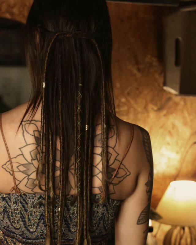 “Achei que era depressão, mas era só a falta dos meus dreadinhos.”Essa foi a mensagem que a Dani me mandou logo cedo… e meu coração sorriu.Essa já é a terceira vez que a Dani confia na minha arte. Ela já viveu outras fases com a gente, com outras cores, outros conjuntos… e hoje voltou buscando mais do que um visual novo: ela queria se reconectar com algo dentro dela. Com a sua força, com a sua expressão, com o seu autoamor.Porque tem algo de muito poderoso nesse processo de se ver no espelho e se reconhecer. De se sentir mais confiante com a própria aparência, mais viva, mais você. De olhar e dizer: “essa sou eu”, ou então: “essa é quem eu quero expressar ser”.A beleza dessa jornada é que cada conjunto conta um pedaço da história. E poder acompanhar a transformação da Dani, de perto, é o que faz tudo isso valer a pena.Obrigada, Dani, por mais uma vez me permitir participar desse reencontro com você mesma.
Tô feliz demais por te ver se amando tanto.Se você também sente que é hora de se reencontrar com a sua beleza, do seu jeito, comenta aqui 🌱