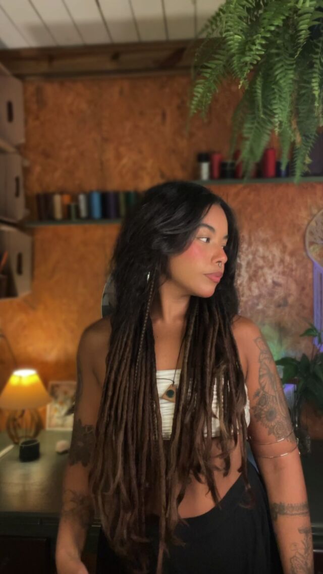 Essas três amarrações mudam meu humor em segundos.Com os dreads removíveis, me redescubro no espelho com praticidade e estilo único!Viver essa arte me faz entender o poder que ela tem na vida de outras mulheres também.Te deu vontade de transformar teu visual com leveza? Me chama no direct. 🤎