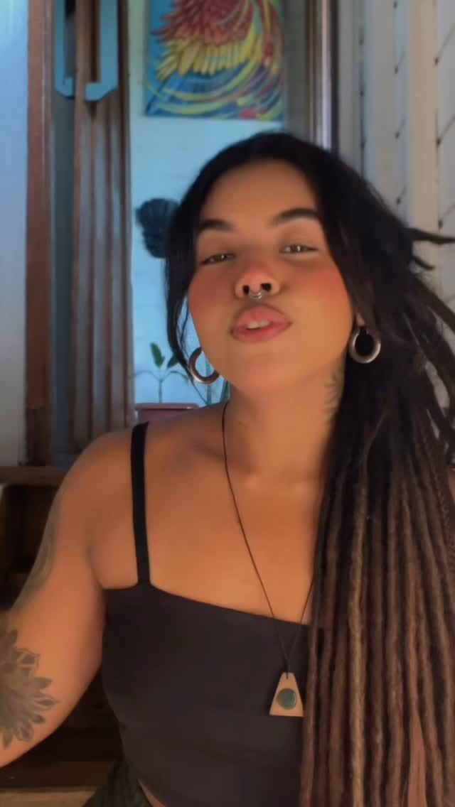 Estava assistindo a um programa chamado “Estranha Obsessão” quando conheci a história de Asha Mandela e fiquei muito intrigada.Ela carrega quase 20 kg de cabelo todos os dias e trata seus dreads como um ente querido, com todo o cuidado do mundo.No programa, mostra que ela não deixa os dreads tocarem o chão, e quando anda de carro, coloca até o cinto de segurança neles. É sério!Achei tudo tão fora do comum, tão intenso, que senti vontade de compartilhar com vocês. Porque mais do que um recorde, é uma história cheia de detalhes que fazem a gente pensar sobre limites, escolhas, identidade…E aí… você já conhecia a Asha Mandela?
Me conta aqui nos comentários 🤔